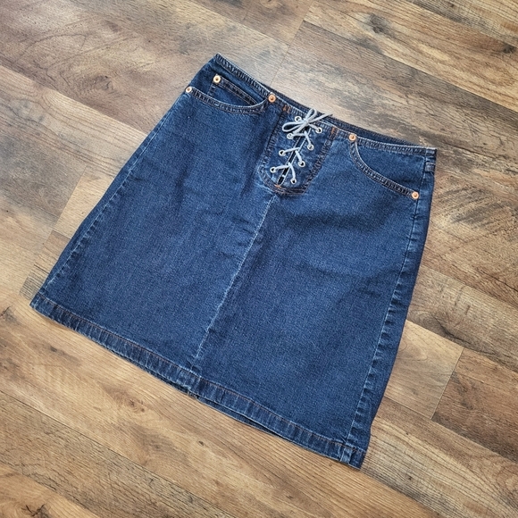 Vintage Y2K Guess Jeans Medium Wash Mini Denim Skirt W/ Lace Closure Size 16-7 - Picture 2 of 7